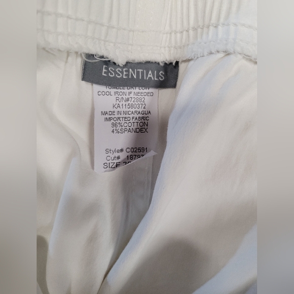Essentials New White Shorts Elastic Waist Cuffed 30/32W - Picture 2 of 4